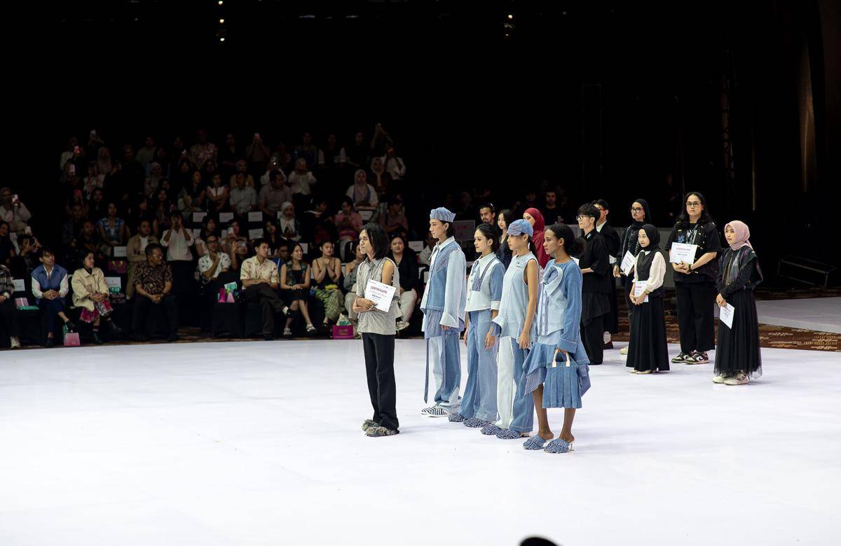 Rifqi Hawari, mahasiswa ESMOD Jakarta raih juara favorit ajang Young Fashion Designer Competition (IYFDC) 2025. (dok. ESMOD Jakarta)